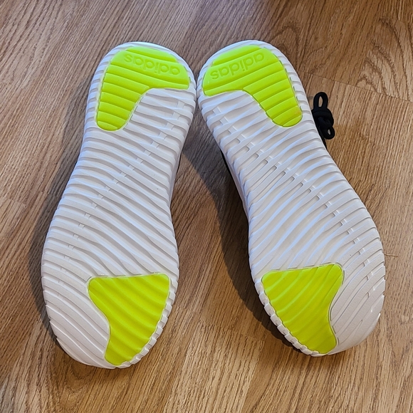 Adidas running shoe - Picture 3 of 7